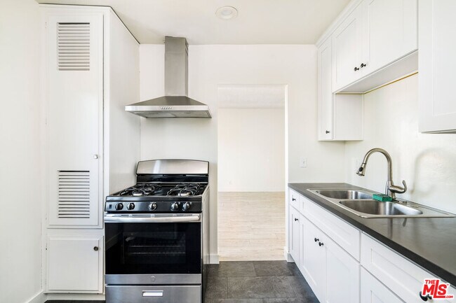 Foto del edificio - 2409 Harwood St
