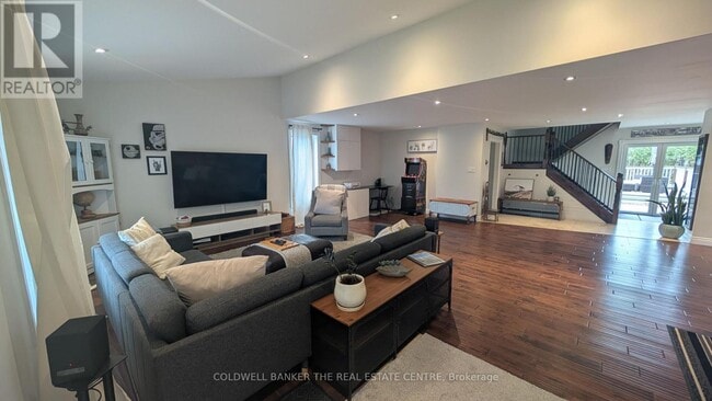 Building Photo - 247 Poplar Ave