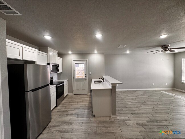 Building Photo - 2108 Saulsbury Dr