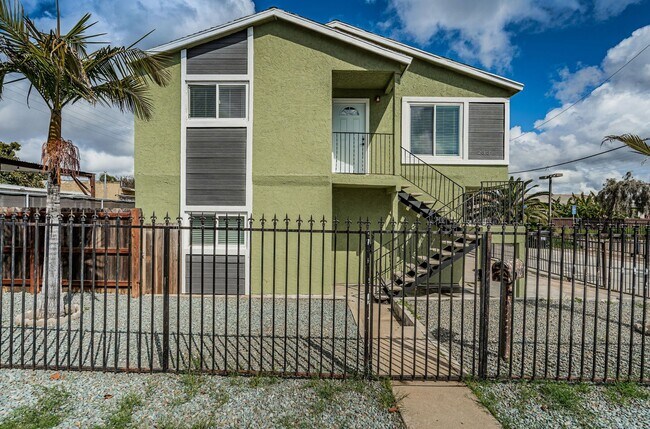Building Photo - FENCED 2-BEDROOM / 1-BATH HOME W/ 2 CAR GA...