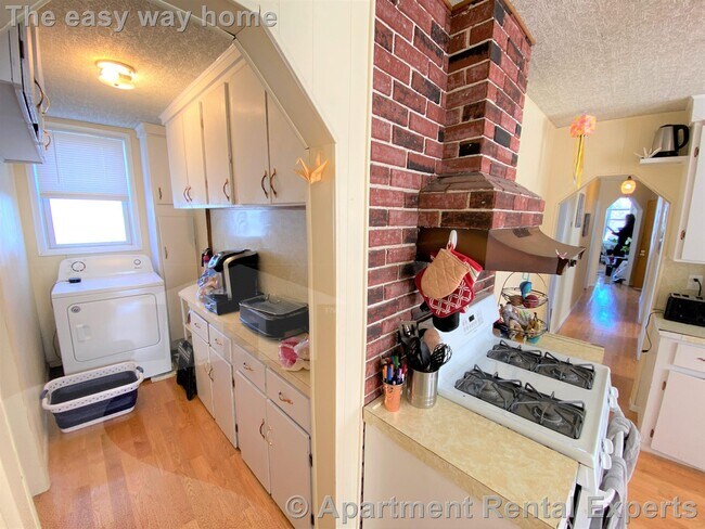 Building Photo - Somerville/Teele Square 4 Bedroom - 5 Mins...
