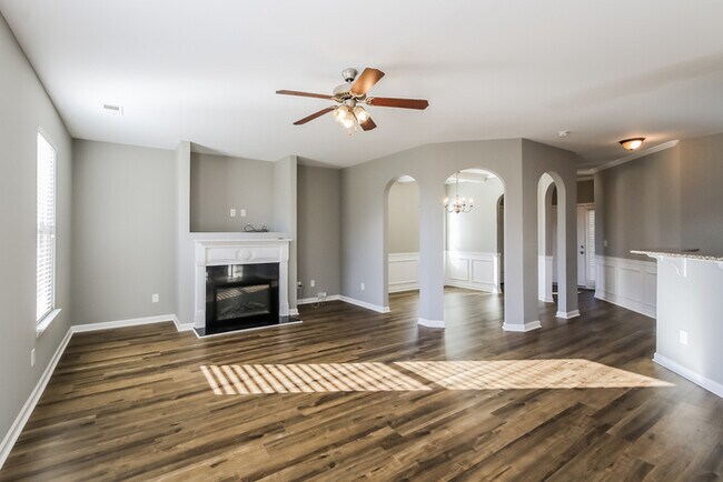 Building Photo - 465 Lory Ln