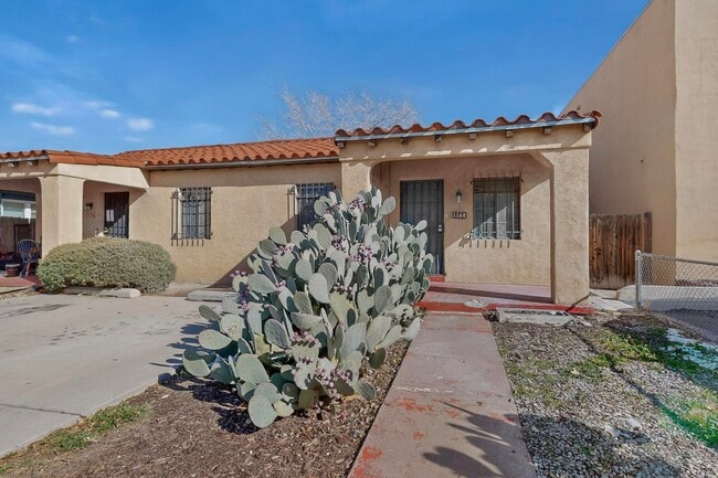 Building Photo - 116 Columbia Dr SE