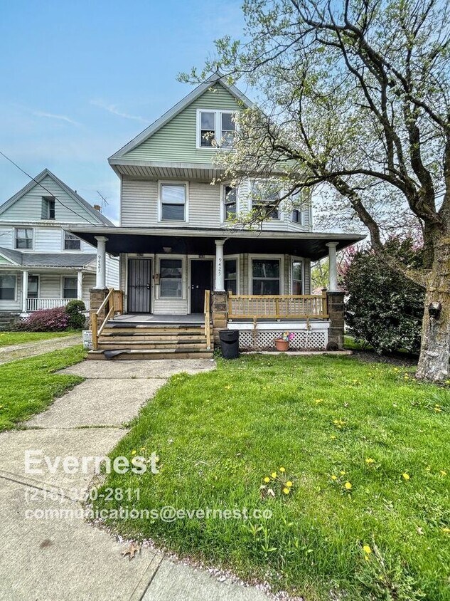 Foto principal - Charming 2-Bedroom Home with Convenient Lo...