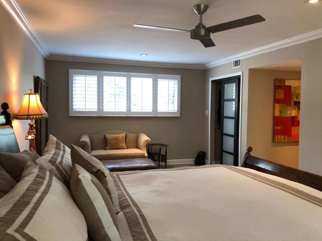 Foto principal - Beautifully updated 2 bedroom 2.5 bath tow...