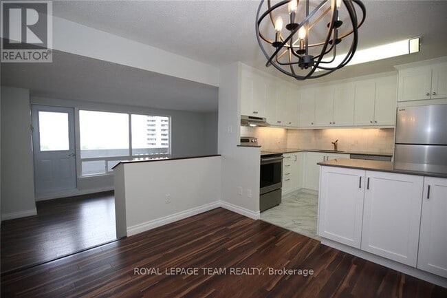 Building Photo - 1100 Ambleside Dr