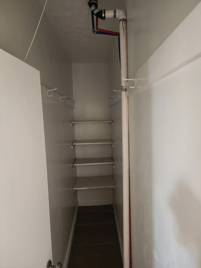 Foto del edificio - 4 bedroom 2 bath w/2 car detached garage