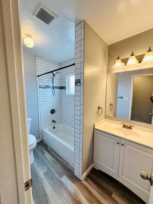 Foto del edificio - Bright and Updated 2-Bedroom Apartment – S...