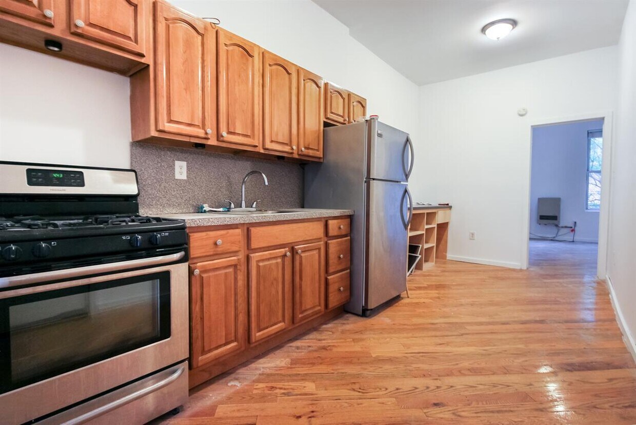 Primary Photo - 180 Meserole St