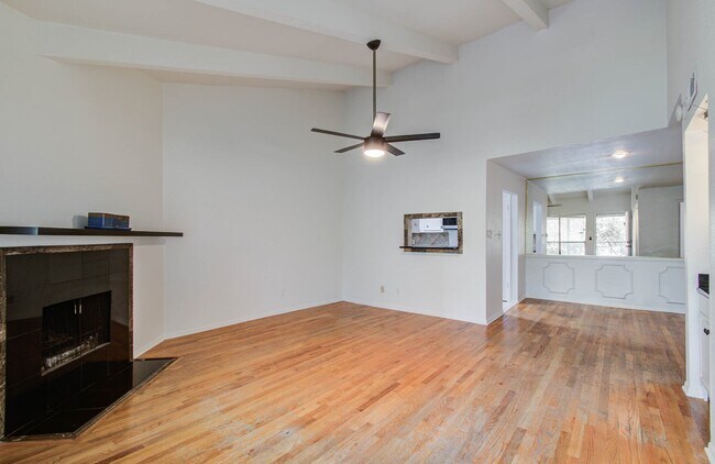 Foto del edificio - 5711 Sugar Hill Dr
