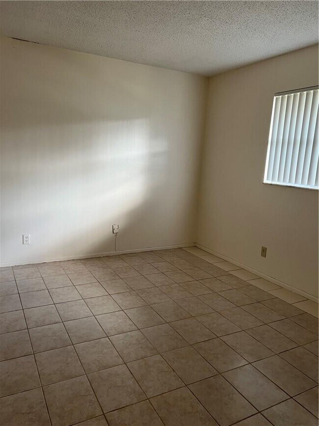 Foto del edificio - 7925 Colony Cir S