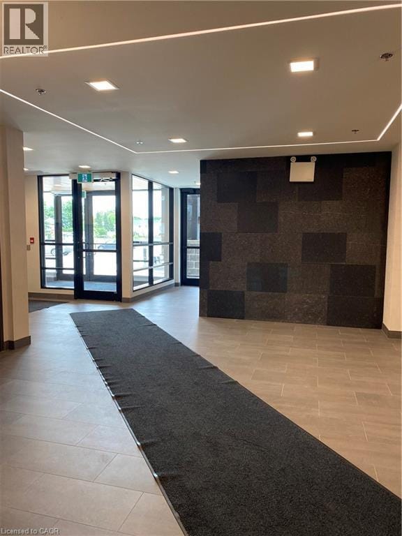 Photo du bâtiment - 247 Northfield Dr E