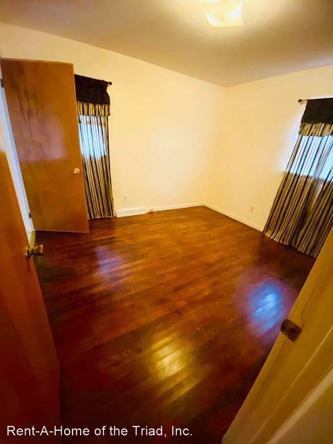 Building Photo - 3 br, 1.5 bath House - 3 Carpenter Court