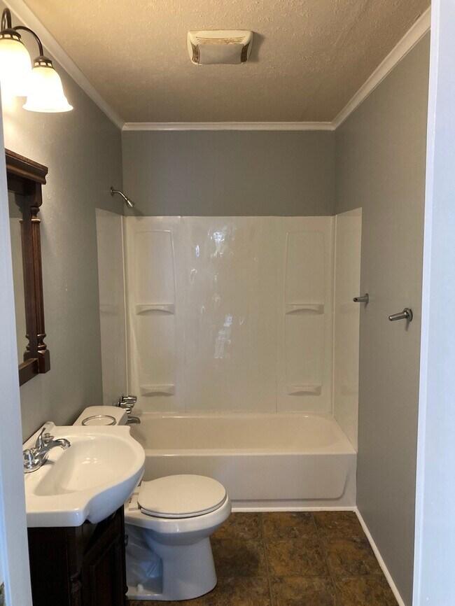 Foto del edificio - Fresh remodel! Small 2 bedroom/1 bath in W...