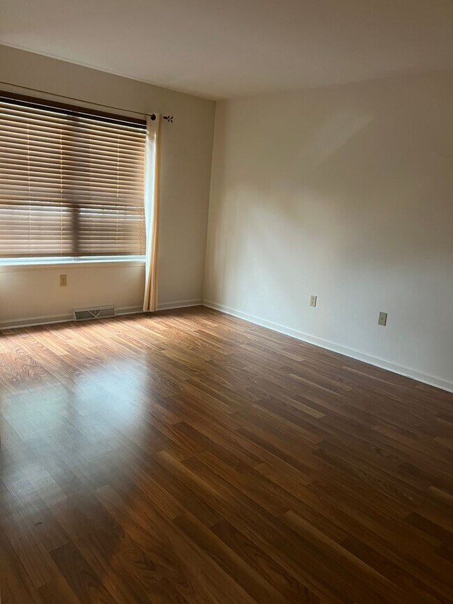 Building Photo - Cozy Crossgates 2 BR/2 Bath End of Row Condo