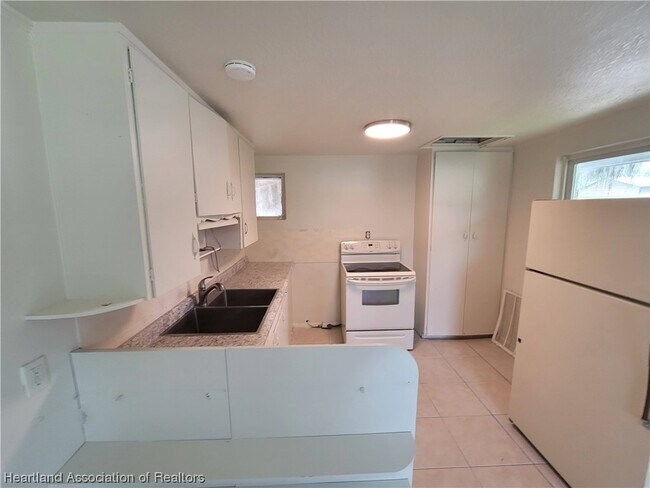 Foto del edificio - 2014 Sugrue Ave