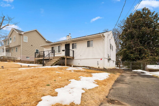 Building Photo - Spacious Single-Family Home with Versatile Living Spaces