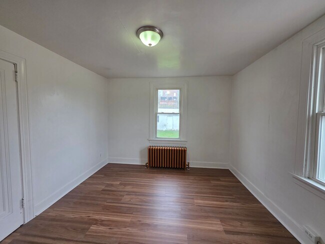 Building Photo - 4 bedroom 1 bathroom apartment for rent in Clairton PA