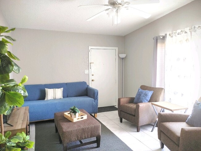 Foto del edificio - 5830 Camellia Dr