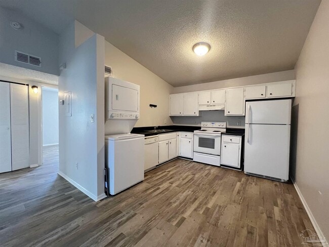 Building Photo - 6801 Tiki Ln