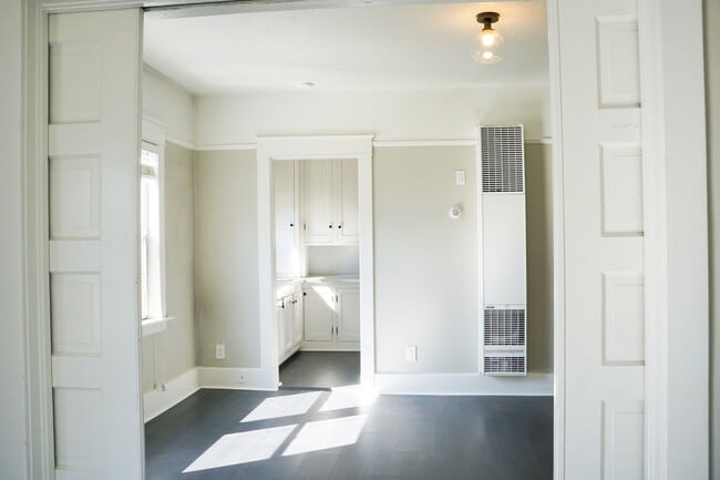 Building Photo - Move In Special! Chic Renovated 1-Bed w/ R...