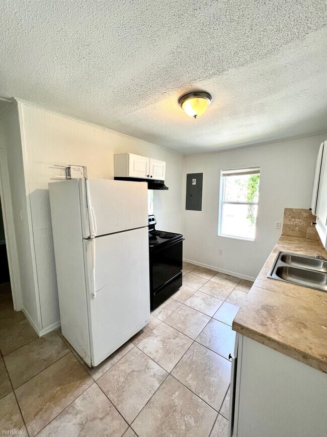 Building Photo - 2 br, 1 bath Duplex - 1932 Harvester St Un...