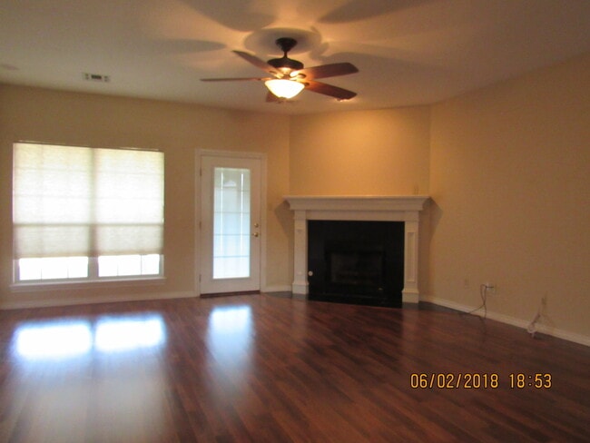 Building Photo - Pet Friendly, Beautiful Brentwood Subdivision