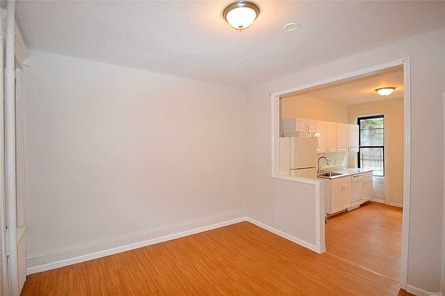 Building Photo - 30-08-30-45 45th St