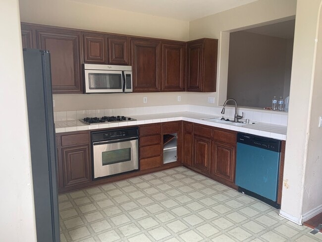 Building Photo - Coming SOON...............4BR/2.5BA Townho...