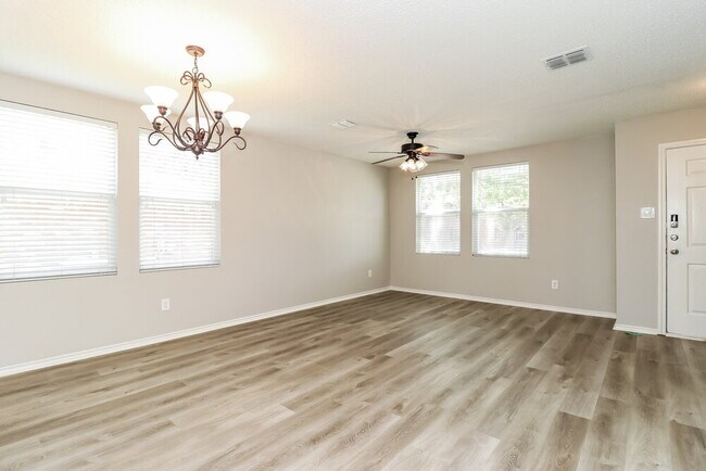 Foto del edificio - 631 Silvertop Rd