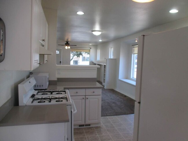 Building Photo - Spacious 3 bedroom 2.5 bathroom Tacoma Cra...
