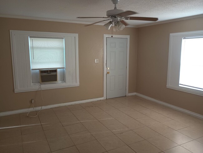 Building Photo - 2/1 Unit for rent in Lake Wales