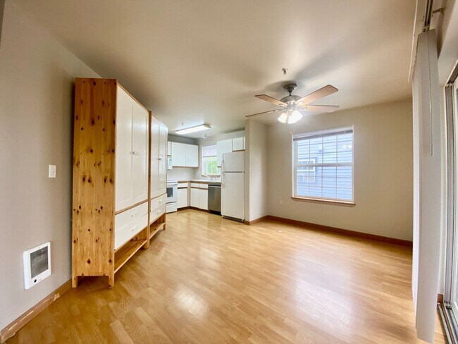 Building Photo - Cozy Des Moines Condo