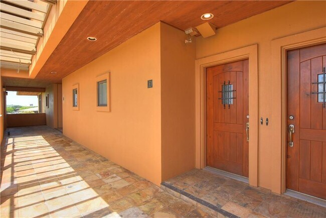 Building Photo - 1900 Kahala Sunset Dr