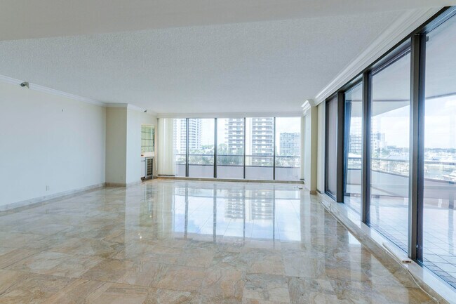 Foto del edificio - 100 Lakeshore Dr