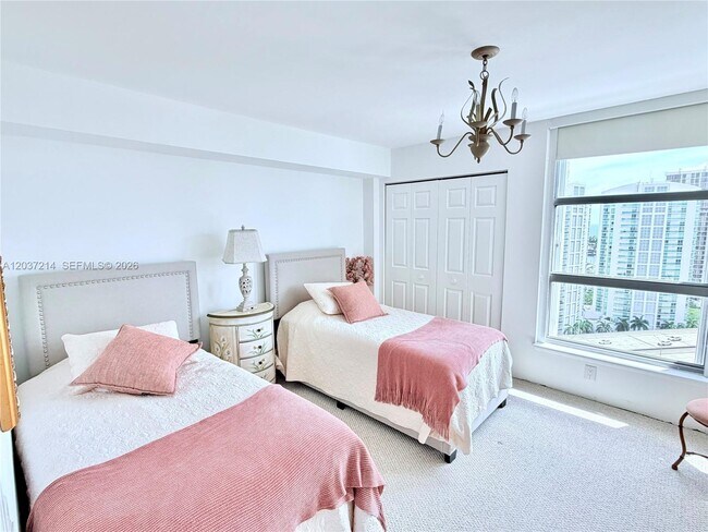 Foto del edificio - 3500 Mystic Pointe Dr