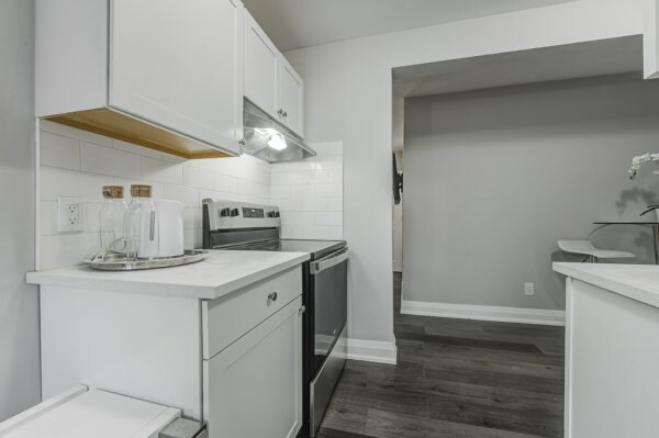 Photo du bâtiment - Spacious 1 Bedroom in quiet building