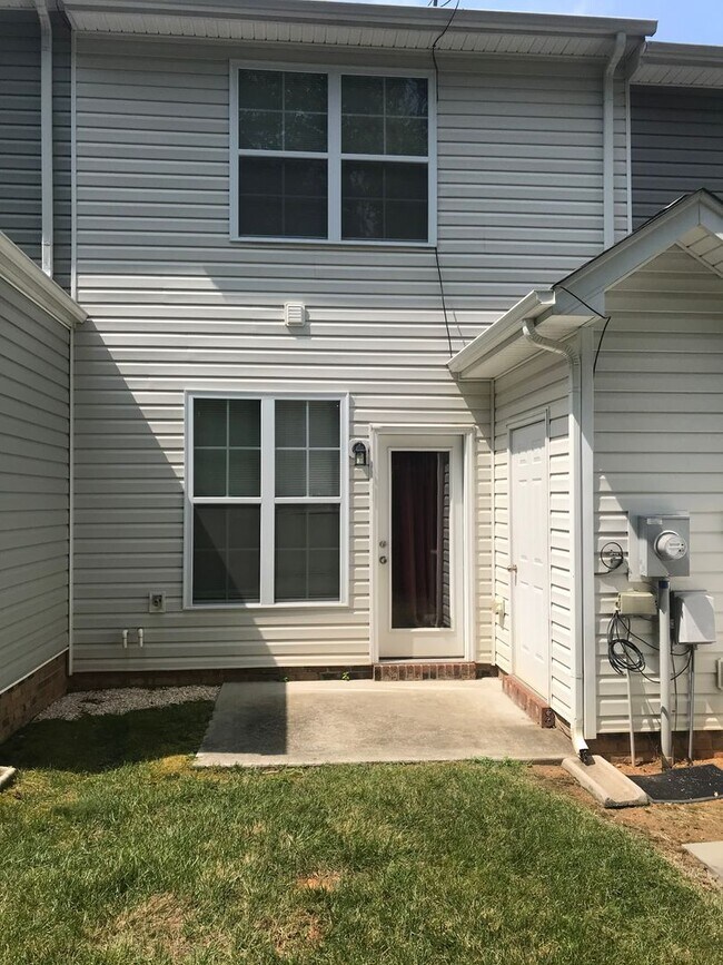 Foto del edificio - **Charming 2/2.5 Burlington Townhome**