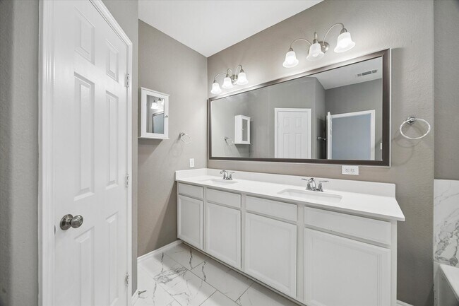 Foto del edificio - 8612 Cedardale Park Dr