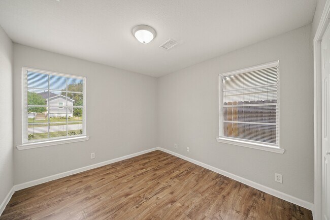 Building Photo - 514 Sulphur St