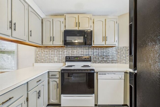 Building Photo - UNCG Area – Chancellors Court Townhomes. Walk to Campus and just minutes to Downtown!