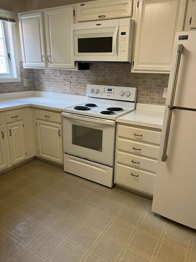 Foto del edificio - Wonderful end unit in Downtown Bethesda, 1...