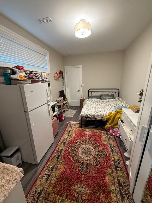 Photo du bâtiment - Basement Bachelors Rental