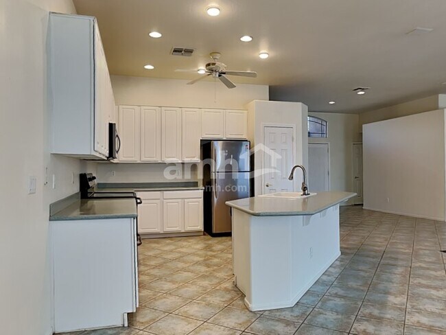 Foto del edificio - 8027 W Clara Ln