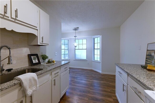 Foto del edificio - 1697 Cedar Bluff Way