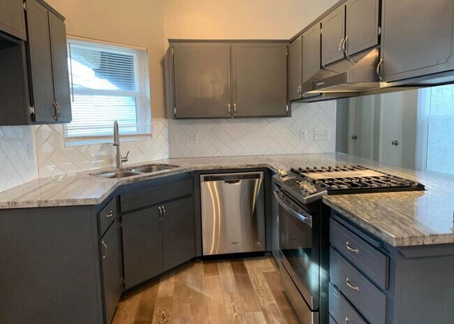 Building Photo - For Rent. Beautiful 3Bedroom, 2 Bathroom Home in Northeast Visalia