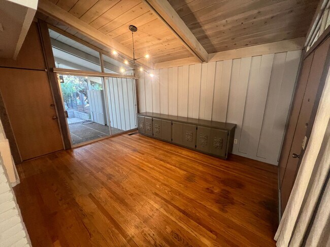 Building Photo - Lovely Craftsman Home with Modern Convenience