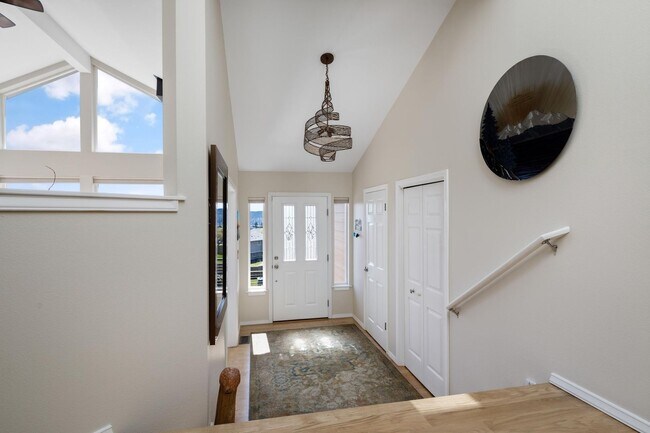 Foto del edificio - Stunning View Home In Oak Harbor! Availabl...