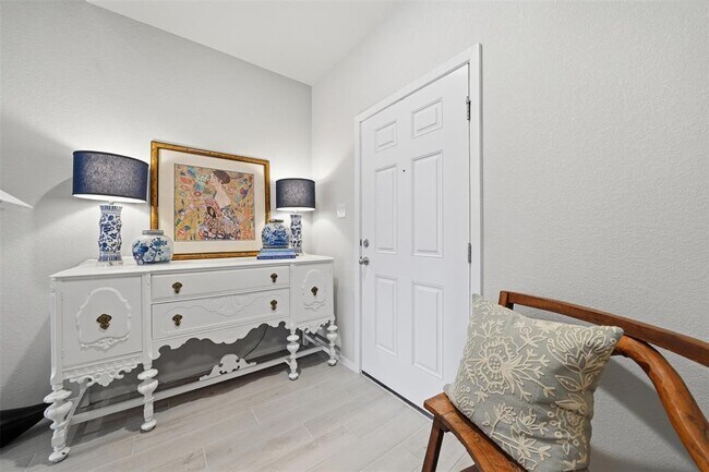 Foto del edificio - 641 Running Creek Dr