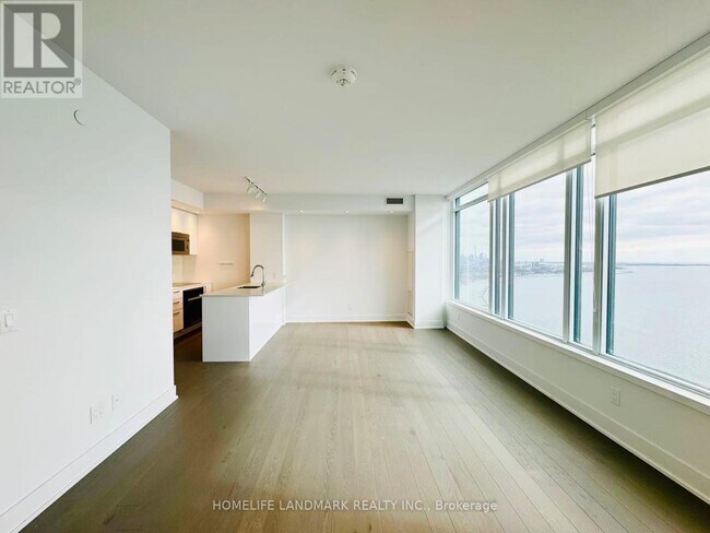 Photo du bâtiment - 1928 Lake Shore Blvd W